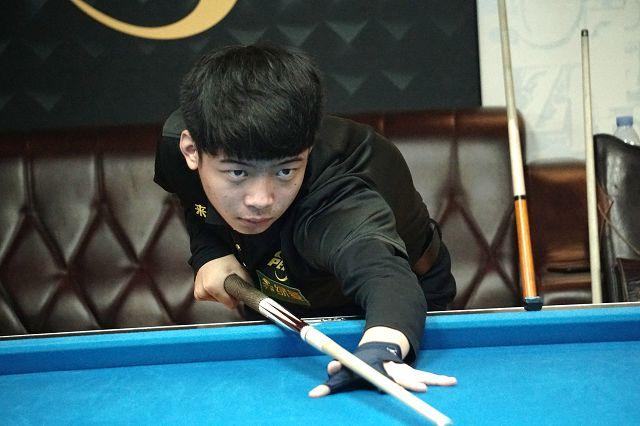 一位年轻且 一位年轻且